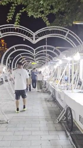 Night market browsing and carved charms in Qinhuangdao
