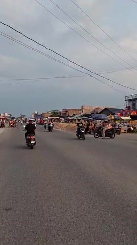 Routine street life documented in Indonesian commercial district