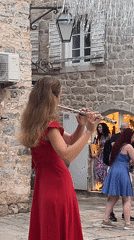 Street flute performance draws crowds in Budva's old town