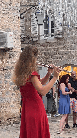 Street flute performance draws crowds in Budva's old town