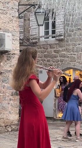 Street flute performance draws crowds in Budva's old town