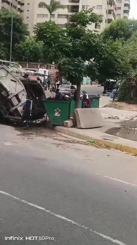 Daily life documented across Caracas neighborhoods during afternoon hours