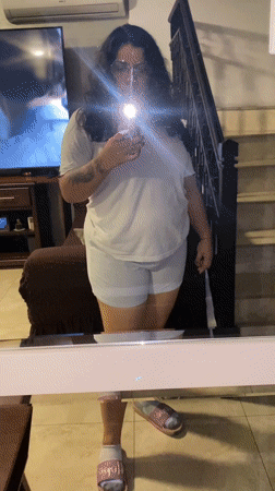 Selfies and nail art captured in Ecuador homes