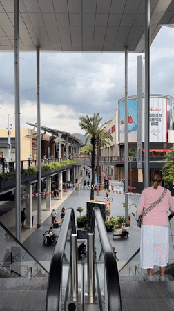 Visitor spends morning at Barcelona shopping center, drops juggling equipment