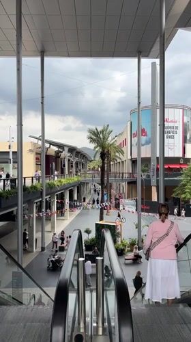 Visitor spends morning at Barcelona shopping center, drops juggling equipment