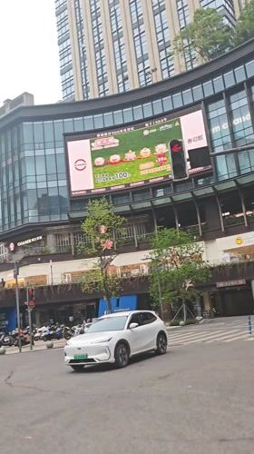 Morning urban scenes captured in Chongqing's commercial district