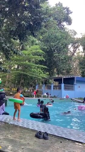 Busy family swim day at Mlowokarangtalun public pool