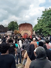 Traditional Indonesian performance draws crowds in Mojodoyong