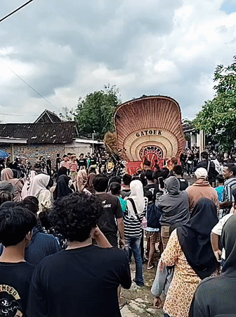 Traditional Indonesian performance draws crowds in Mojodoyong