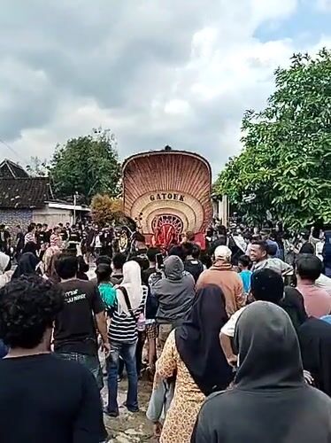 Traditional Indonesian performance draws crowds in Mojodoyong