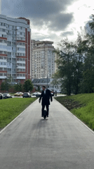 Man rides electric unicycle through Moscow streets