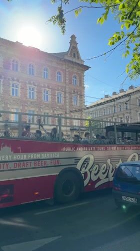 Ordinary commercial life documented across central Budapest Saturday afternoon