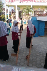 Traditional stilt play in a Keudekrueng courtyard
