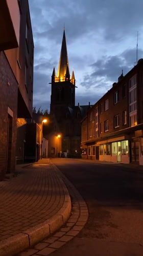 Evening stroll documented through illuminated Krefeld streets and architecture