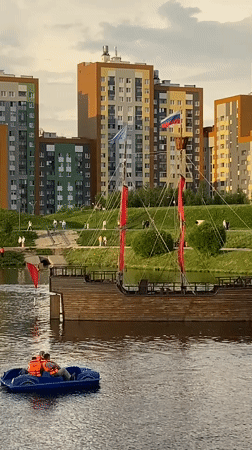 Afternoon recreation at Yekaterinburg City Pond draws visitors