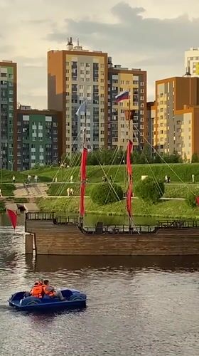 Afternoon recreation at Yekaterinburg City Pond draws visitors