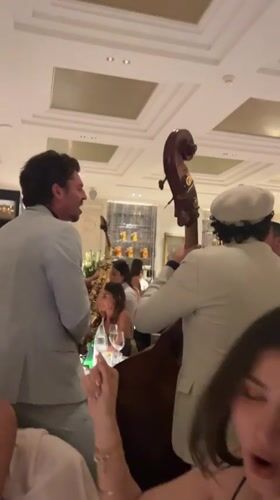 Jazz duo performs at Cannes restaurant