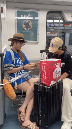 Casual train travel in Jiulongpo, Chongqing