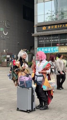 Cosplayers with luggage spotted in Qingyang District plaza