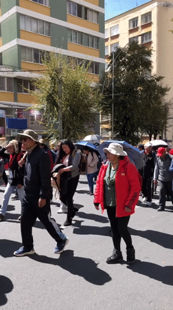 Large crowd marches through La Paz streets during afternoon demonstration