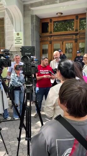 Media gathering held outside Armenia's Prosecutor General's Office in Yerevan