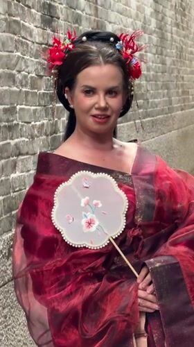 Woman in traditional Chinese dress spotted in Panyu District
