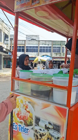 Busy street dessert cart serving customers in Keudegeudong, Indonesia