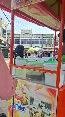 Busy street dessert cart serving customers in Keudegeudong, Indonesia