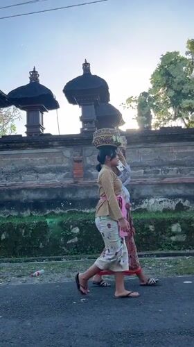 Traditional Balinese women carry baskets along Tegallalang road