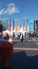 Performance setup draws crowds to Saint Petersburg square
