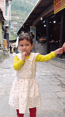 An hour of everyday life in Manali's busy market streets