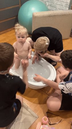 Family bath time and foam play captured in Vesyoloye