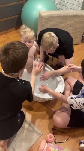 Family bath time and foam play captured in Vesyoloye