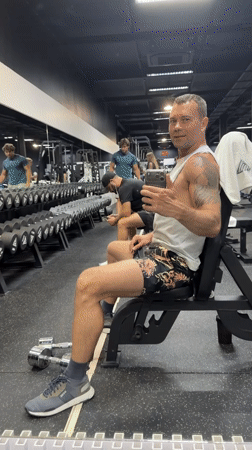 Gym-goer takes mirror selfie in Choeng Mon Thailand