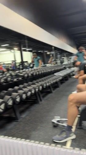Gym-goer takes mirror selfie in Choeng Mon Thailand