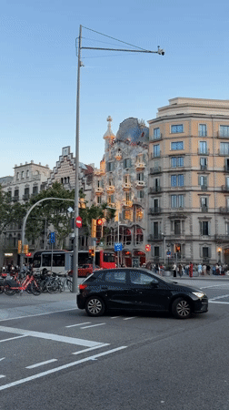 Evening traffic captured at Barcelona's Casa Batlló crosswalk