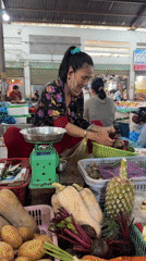 Late-night produce vendor operates at Mũi Né market