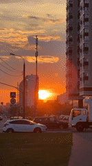 Moscow residents witness dramatic sunset, bicycle washing observed