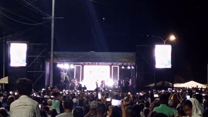 Outdoor concert draws large crowd in Porlamar, Venezuela