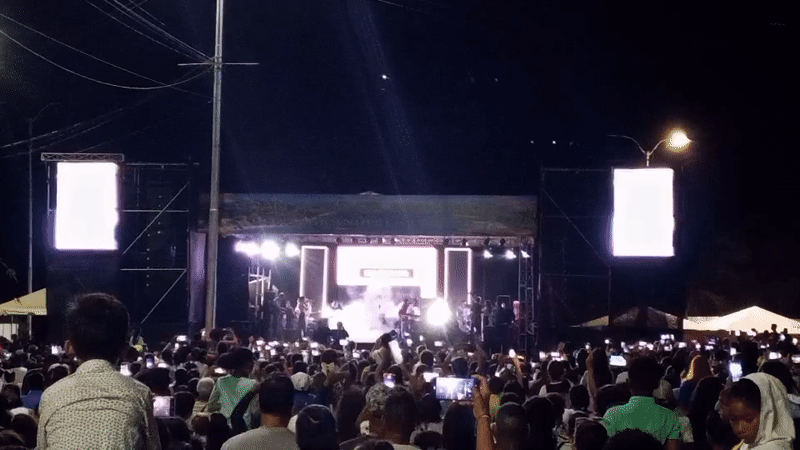 Outdoor concert draws large crowd in Porlamar, Venezuela