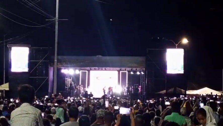 Outdoor concert draws large crowd in Porlamar, Venezuela