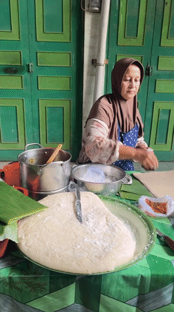 Flatbread prep at a busy street stall in Rhieng Blang