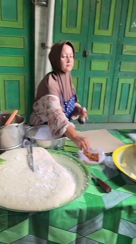 Flatbread prep at a busy street stall in Rhieng Blang