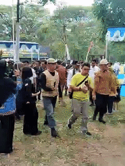 Early morning outdoor gathering draws crowds, police presence documented