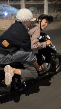 Two riders share nighttime motorcycle journey in Đà Nẵng