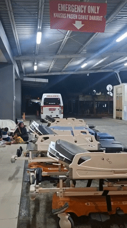 Night activity outside a Banda Aceh hospital emergency entrance