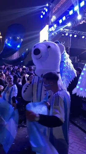 Buenos Aires hosts nighttime cultural event at iconic flower sculpture