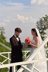 Wedding ceremony takes place on wooden bridge in Khimki