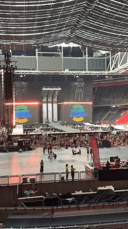 Harry & Robyn concert draws crowds to Amsterdam arena