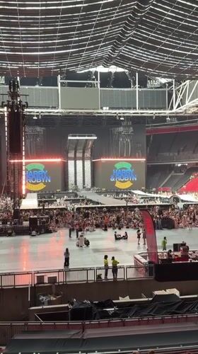 Harry & Robyn concert draws crowds to Amsterdam arena